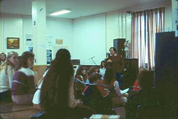 Chaque journée à l'école de la Huronie débutait avec la chanson thème